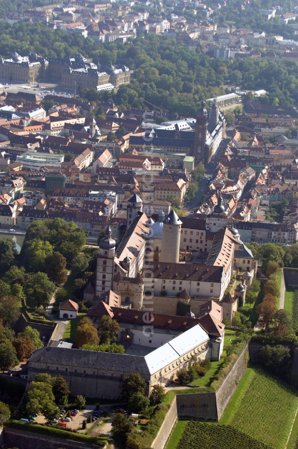 Würzburg from above - Blick auf die Festung Marienberg mit Museen in Würzburg. Die Festung wurde im Laufe der Geschichte mehrfach umgebaut. Die ältesten noch erhaltenen Teile sind von 704. Bei der Bombardierung Würzburgs am 16. März 1945 wurde die Festung stark beschädigt und ab 1950 wieder aufgebaut. Heute beherbergt sie das Mainfränkische Museum Würzburg sowie das Fürstenbaumuseum. Kontakt Festung: Festung Marienberg, Nr. 239, 97082 Würzburg, Tel. +49(0)931 3551750; Kontakt Museen: Mainfränkisches Museum Würzburg, Festung Marienberg, Oberer Burgweg, 97082 Würzburg, Tel. +49(0)931 20594 0, Fax +49(0)931 20594 56, Email: sekretariat@mainfraenkisches-museum.de