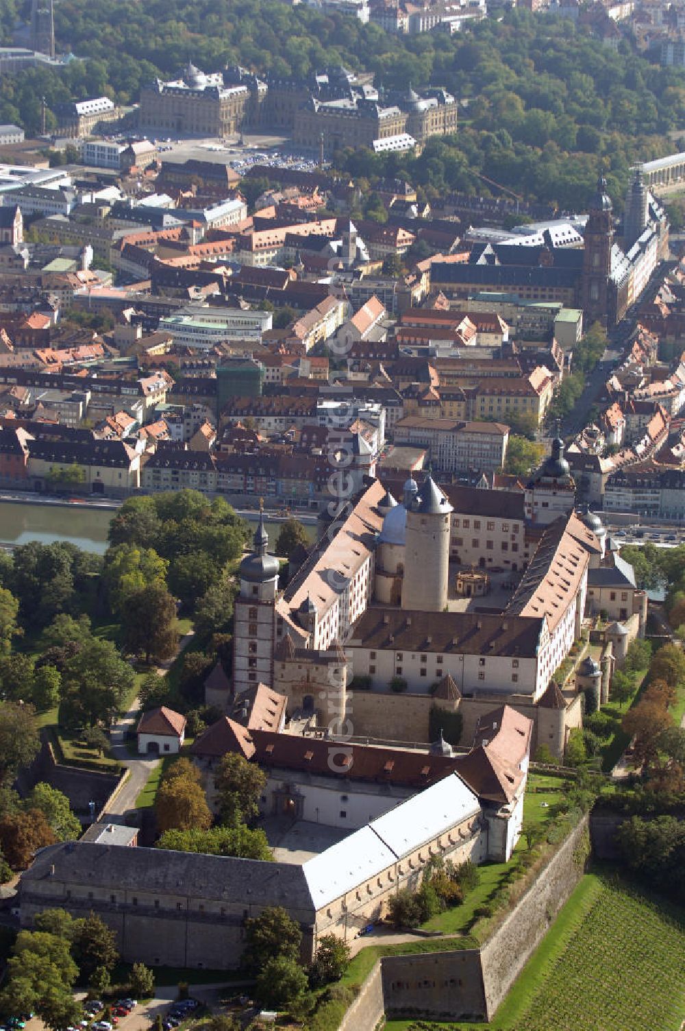 Würzburg from the bird's eye view: Blick auf die Festung Marienberg mit Museen in Würzburg. Die Festung wurde im Laufe der Geschichte mehrfach umgebaut. Die ältesten noch erhaltenen Teile sind von 704. Bei der Bombardierung Würzburgs am 16. März 1945 wurde die Festung stark beschädigt und ab 1950 wieder aufgebaut. Heute beherbergt sie das Mainfränkische Museum Würzburg sowie das Fürstenbaumuseum. Kontakt Festung: Festung Marienberg, Nr. 239, 97082 Würzburg, Tel. +49(0)931 3551750; Kontakt Museen: Mainfränkisches Museum Würzburg, Festung Marienberg, Oberer Burgweg, 97082 Würzburg, Tel. +49(0)931 20594 0, Fax +49(0)931 20594 56, Email: sekretariat@mainfraenkisches-museum.de