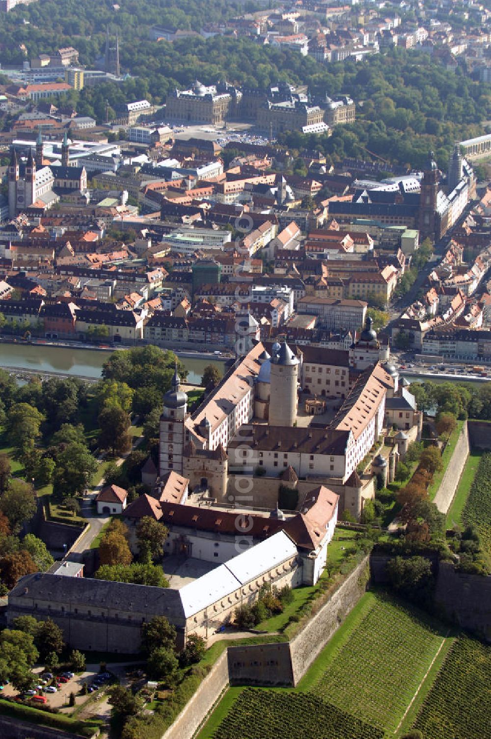 Aerial image Würzburg - Blick auf die Festung Marienberg mit Museen in Würzburg. Die Festung wurde im Laufe der Geschichte mehrfach umgebaut. Die ältesten noch erhaltenen Teile sind von 704. Bei der Bombardierung Würzburgs am 16. März 1945 wurde die Festung stark beschädigt und ab 1950 wieder aufgebaut. Heute beherbergt sie das Mainfränkische Museum Würzburg sowie das Fürstenbaumuseum. Kontakt Festung: Festung Marienberg, Nr. 239, 97082 Würzburg, Tel. +49(0)931 3551750; Kontakt Museen: Mainfränkisches Museum Würzburg, Festung Marienberg, Oberer Burgweg, 97082 Würzburg, Tel. +49(0)931 20594 0, Fax +49(0)931 20594 56, Email: sekretariat@mainfraenkisches-museum.de