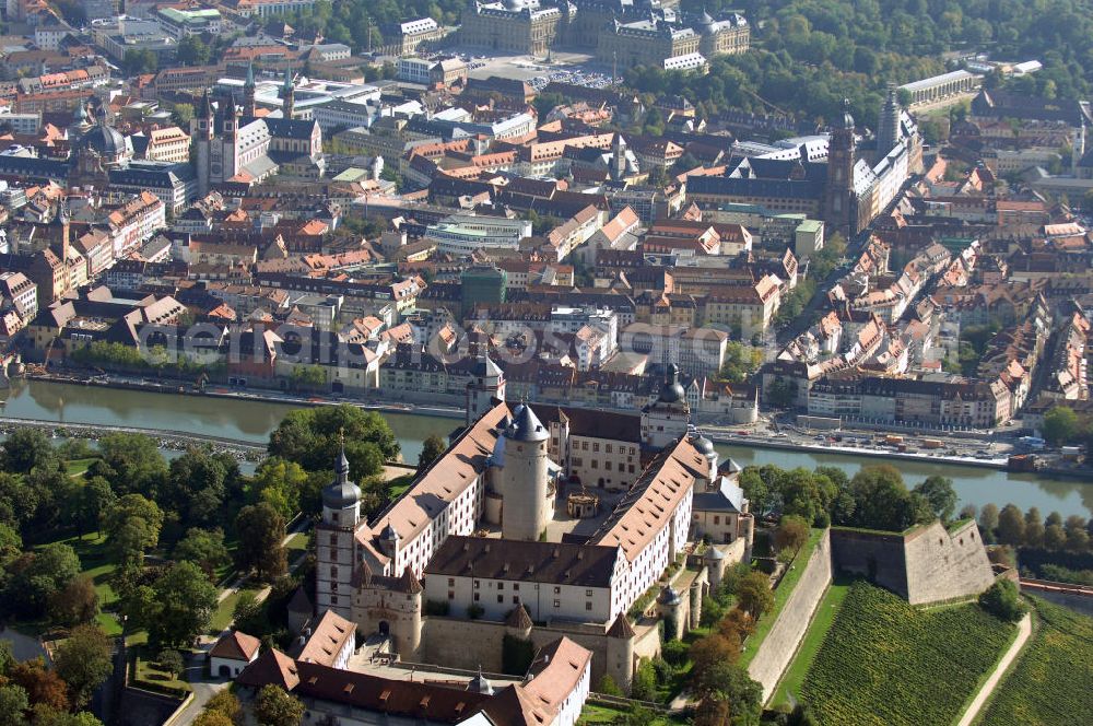 Würzburg from above - Blick auf die Festung Marienberg mit Museen in Würzburg. Die Festung wurde im Laufe der Geschichte mehrfach umgebaut. Die ältesten noch erhaltenen Teile sind von 704. Bei der Bombardierung Würzburgs am 16. März 1945 wurde die Festung stark beschädigt und ab 1950 wieder aufgebaut. Heute beherbergt sie das Mainfränkische Museum Würzburg sowie das Fürstenbaumuseum. Kontakt Festung: Festung Marienberg, Nr. 239, 97082 Würzburg, Tel. +49(0)931 3551750; Kontakt Museen: Mainfränkisches Museum Würzburg, Festung Marienberg, Oberer Burgweg, 97082 Würzburg, Tel. +49(0)931 20594 0, Fax +49(0)931 20594 56, Email: sekretariat@mainfraenkisches-museum.de