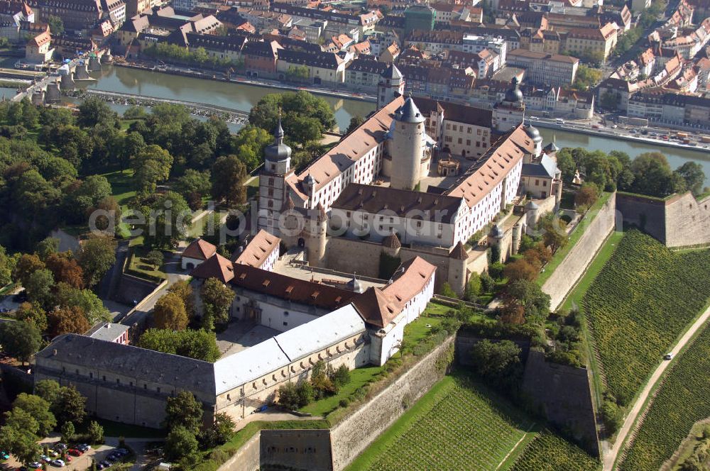 Würzburg from the bird's eye view: Blick auf die Festung Marienberg mit Museen in Würzburg. Die Festung wurde im Laufe der Geschichte mehrfach umgebaut. Die ältesten noch erhaltenen Teile sind von 704. Bei der Bombardierung Würzburgs am 16. März 1945 wurde die Festung stark beschädigt und ab 1950 wieder aufgebaut. Heute beherbergt sie das Mainfränkische Museum Würzburg sowie das Fürstenbaumuseum. Kontakt Festung: Festung Marienberg, Nr. 239, 97082 Würzburg, Tel. +49(0)931 3551750; Kontakt Museen: Mainfränkisches Museum Würzburg, Festung Marienberg, Oberer Burgweg, 97082 Würzburg, Tel. +49(0)931 20594 0, Fax +49(0)931 20594 56, Email: sekretariat@mainfraenkisches-museum.de