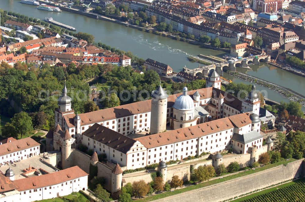 Aerial image Würzburg - Blick auf die Festung Marienberg mit Museen in Würzburg. Die Festung wurde im Laufe der Geschichte mehrfach umgebaut. Die ältesten noch erhaltenen Teile sind von 704. Bei der Bombardierung Würzburgs am 16. März 1945 wurde die Festung stark beschädigt und ab 1950 wieder aufgebaut. Heute beherbergt sie das Mainfränkische Museum Würzburg sowie das Fürstenbaumuseum. Kontakt Festung: Festung Marienberg, Nr. 239, 97082 Würzburg, Tel. +49(0)931 3551750; Kontakt Museen: Mainfränkisches Museum Würzburg, Festung Marienberg, Oberer Burgweg, 97082 Würzburg, Tel. +49(0)931 20594 0, Fax +49(0)931 20594 56, Email: sekretariat@mainfraenkisches-museum.de