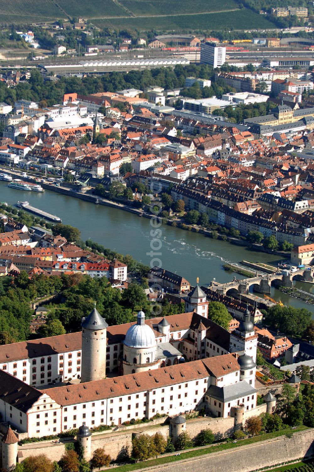 Würzburg from the bird's eye view: Blick auf die Festung Marienberg mit Museen in Würzburg. Die Festung wurde im Laufe der Geschichte mehrfach umgebaut. Die ältesten noch erhaltenen Teile sind von 704. Bei der Bombardierung Würzburgs am 16. März 1945 wurde die Festung stark beschädigt und ab 1950 wieder aufgebaut. Heute beherbergt sie das Mainfränkische Museum Würzburg sowie das Fürstenbaumuseum. Kontakt Festung: Festung Marienberg, Nr. 239, 97082 Würzburg, Tel. +49(0)931 3551750; Kontakt Museen: Mainfränkisches Museum Würzburg, Festung Marienberg, Oberer Burgweg, 97082 Würzburg, Tel. +49(0)931 20594 0, Fax +49(0)931 20594 56, Email: sekretariat@mainfraenkisches-museum.de