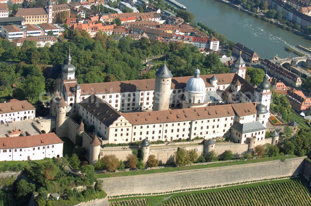 Aerial image Würzburg - Blick auf die Festung Marienberg mit Museen in Würzburg. Die Festung wurde im Laufe der Geschichte mehrfach umgebaut. Die ältesten noch erhaltenen Teile sind von 704. Bei der Bombardierung Würzburgs am 16. März 1945 wurde die Festung stark beschädigt und ab 1950 wieder aufgebaut. Heute beherbergt sie das Mainfränkische Museum Würzburg sowie das Fürstenbaumuseum. Kontakt Festung: Festung Marienberg, Nr. 239, 97082 Würzburg, Tel. +49(0)931 3551750; Kontakt Museen: Mainfränkisches Museum Würzburg, Festung Marienberg, Oberer Burgweg, 97082 Würzburg, Tel. +49(0)931 20594 0, Fax +49(0)931 20594 56, Email: sekretariat@mainfraenkisches-museum.de