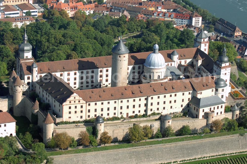 Aerial photograph Würzburg - Blick auf die Festung Marienberg mit Museen in Würzburg. Die Festung wurde im Laufe der Geschichte mehrfach umgebaut. Die ältesten noch erhaltenen Teile sind von 704. Bei der Bombardierung Würzburgs am 16. März 1945 wurde die Festung stark beschädigt und ab 1950 wieder aufgebaut. Heute beherbergt sie das Mainfränkische Museum Würzburg sowie das Fürstenbaumuseum. Kontakt Festung: Festung Marienberg, Nr. 239, 97082 Würzburg, Tel. +49(0)931 3551750; Kontakt Museen: Mainfränkisches Museum Würzburg, Festung Marienberg, Oberer Burgweg, 97082 Würzburg, Tel. +49(0)931 20594 0, Fax +49(0)931 20594 56, Email: sekretariat@mainfraenkisches-museum.de