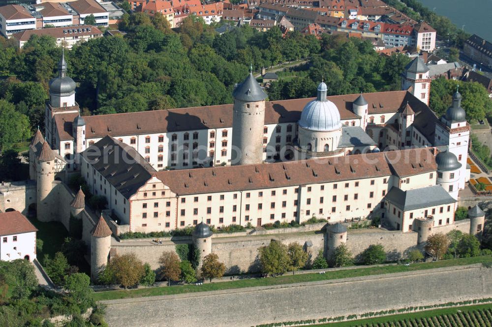 Würzburg from above - Blick auf die Festung Marienberg mit Museen in Würzburg. Die Festung wurde im Laufe der Geschichte mehrfach umgebaut. Die ältesten noch erhaltenen Teile sind von 704. Bei der Bombardierung Würzburgs am 16. März 1945 wurde die Festung stark beschädigt und ab 1950 wieder aufgebaut. Heute beherbergt sie das Mainfränkische Museum Würzburg sowie das Fürstenbaumuseum. Kontakt Festung: Festung Marienberg, Nr. 239, 97082 Würzburg, Tel. +49(0)931 3551750; Kontakt Museen: Mainfränkisches Museum Würzburg, Festung Marienberg, Oberer Burgweg, 97082 Würzburg, Tel. +49(0)931 20594 0, Fax +49(0)931 20594 56, Email: sekretariat@mainfraenkisches-museum.de