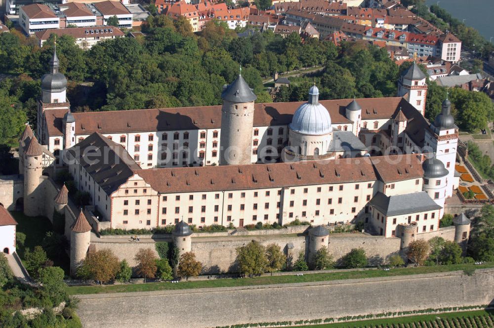 Würzburg from the bird's eye view: Blick auf die Festung Marienberg mit Museen in Würzburg. Die Festung wurde im Laufe der Geschichte mehrfach umgebaut. Die ältesten noch erhaltenen Teile sind von 704. Bei der Bombardierung Würzburgs am 16. März 1945 wurde die Festung stark beschädigt und ab 1950 wieder aufgebaut. Heute beherbergt sie das Mainfränkische Museum Würzburg sowie das Fürstenbaumuseum. Kontakt Festung: Festung Marienberg, Nr. 239, 97082 Würzburg, Tel. +49(0)931 3551750; Kontakt Museen: Mainfränkisches Museum Würzburg, Festung Marienberg, Oberer Burgweg, 97082 Würzburg, Tel. +49(0)931 20594 0, Fax +49(0)931 20594 56, Email: sekretariat@mainfraenkisches-museum.de