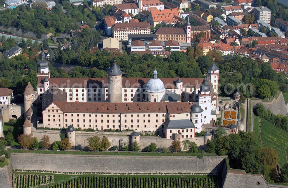 Aerial image Würzburg - Blick auf die Festung Marienberg mit Museen in Würzburg. Die Festung wurde im Laufe der Geschichte mehrfach umgebaut. Die ältesten noch erhaltenen Teile sind von 704. Bei der Bombardierung Würzburgs am 16. März 1945 wurde die Festung stark beschädigt und ab 1950 wieder aufgebaut. Heute beherbergt sie das Mainfränkische Museum Würzburg sowie das Fürstenbaumuseum. Kontakt Festung: Festung Marienberg, Nr. 239, 97082 Würzburg, Tel. +49(0)931 3551750; Kontakt Museen: Mainfränkisches Museum Würzburg, Festung Marienberg, Oberer Burgweg, 97082 Würzburg, Tel. +49(0)931 20594 0, Fax +49(0)931 20594 56, Email: sekretariat@mainfraenkisches-museum.de