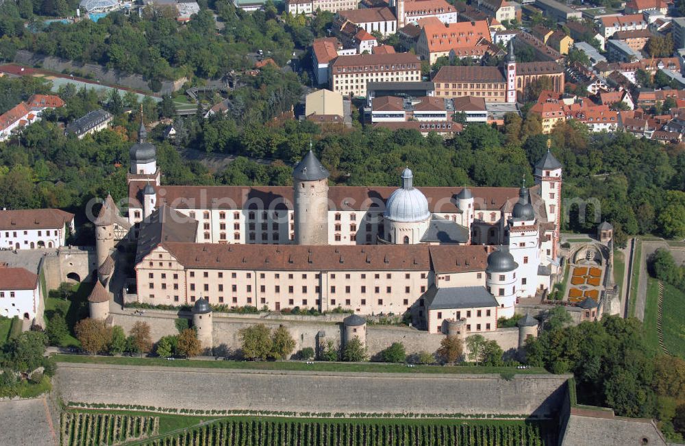 Aerial photograph Würzburg - Blick auf die Festung Marienberg mit Museen in Würzburg. Die Festung wurde im Laufe der Geschichte mehrfach umgebaut. Die ältesten noch erhaltenen Teile sind von 704. Bei der Bombardierung Würzburgs am 16. März 1945 wurde die Festung stark beschädigt und ab 1950 wieder aufgebaut. Heute beherbergt sie das Mainfränkische Museum Würzburg sowie das Fürstenbaumuseum. Kontakt Festung: Festung Marienberg, Nr. 239, 97082 Würzburg, Tel. +49(0)931 3551750; Kontakt Museen: Mainfränkisches Museum Würzburg, Festung Marienberg, Oberer Burgweg, 97082 Würzburg, Tel. +49(0)931 20594 0, Fax +49(0)931 20594 56, Email: sekretariat@mainfraenkisches-museum.de