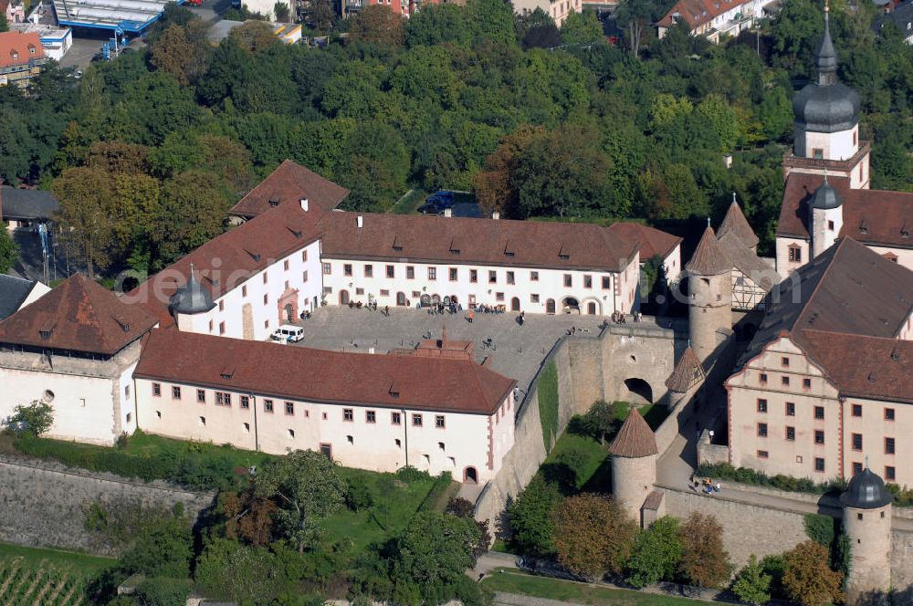 Würzburg from above - Blick auf die Festung Marienberg mit Museen in Würzburg. Die Festung wurde im Laufe der Geschichte mehrfach umgebaut. Die ältesten noch erhaltenen Teile sind von 704. Bei der Bombardierung Würzburgs am 16. März 1945 wurde die Festung stark beschädigt und ab 1950 wieder aufgebaut. Heute beherbergt sie das Mainfränkische Museum Würzburg sowie das Fürstenbaumuseum. Kontakt Festung: Festung Marienberg, Nr. 239, 97082 Würzburg, Tel. +49(0)931 3551750; Kontakt Museen: Mainfränkisches Museum Würzburg, Festung Marienberg, Oberer Burgweg, 97082 Würzburg, Tel. +49(0)931 20594 0, Fax +49(0)931 20594 56, Email: sekretariat@mainfraenkisches-museum.de