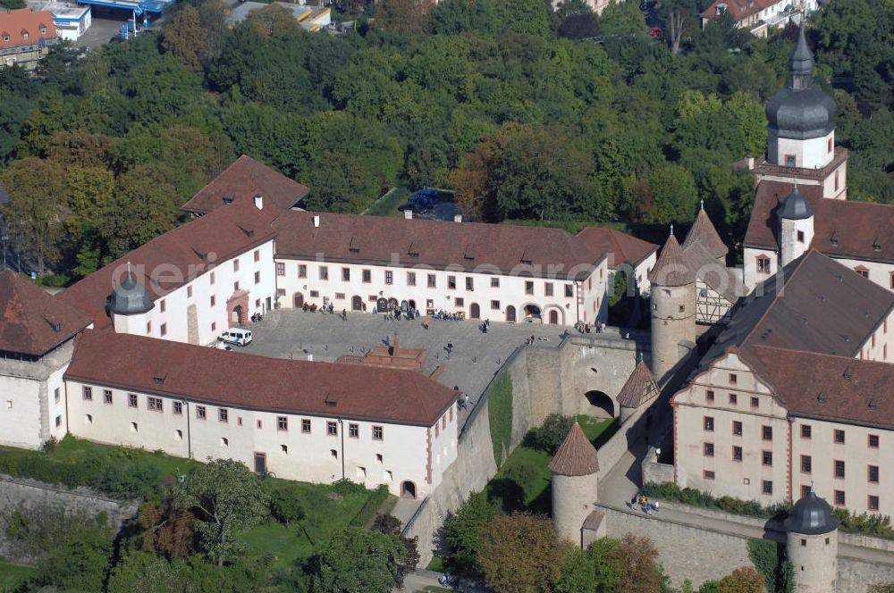 Würzburg from the bird's eye view: Blick auf die Festung Marienberg mit Museen in Würzburg. Die Festung wurde im Laufe der Geschichte mehrfach umgebaut. Die ältesten noch erhaltenen Teile sind von 704. Bei der Bombardierung Würzburgs am 16. März 1945 wurde die Festung stark beschädigt und ab 1950 wieder aufgebaut. Heute beherbergt sie das Mainfränkische Museum Würzburg sowie das Fürstenbaumuseum. Kontakt Festung: Festung Marienberg, Nr. 239, 97082 Würzburg, Tel. +49(0)931 3551750; Kontakt Museen: Mainfränkisches Museum Würzburg, Festung Marienberg, Oberer Burgweg, 97082 Würzburg, Tel. +49(0)931 20594 0, Fax +49(0)931 20594 56, Email: sekretariat@mainfraenkisches-museum.de