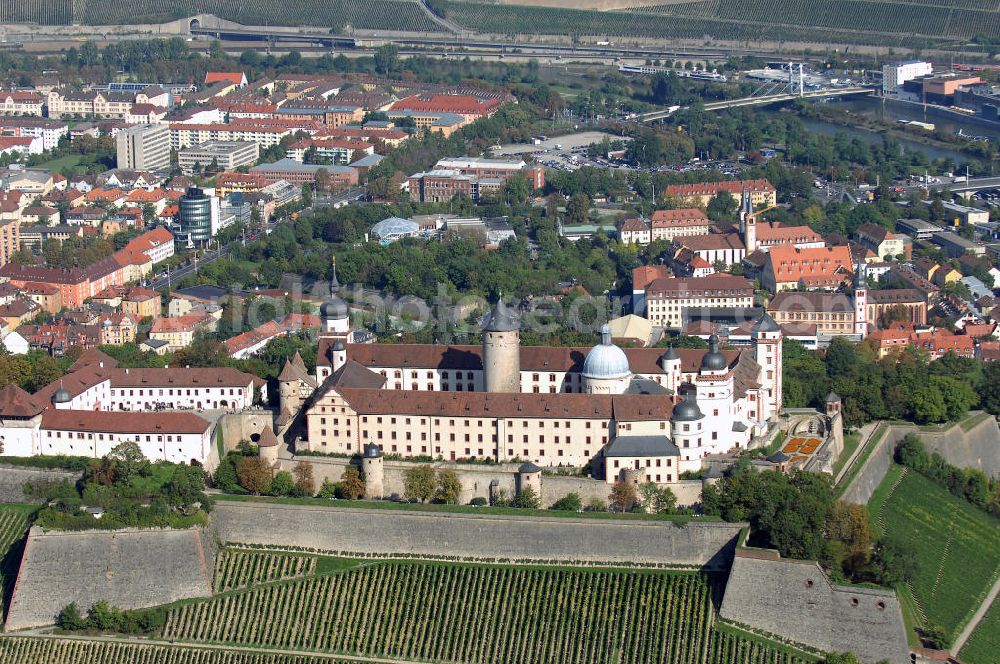 Würzburg from the bird's eye view: Blick auf die Festung Marienberg mit Museen in Würzburg. Die Festung wurde im Laufe der Geschichte mehrfach umgebaut. Die ältesten noch erhaltenen Teile sind von 704. Bei der Bombardierung Würzburgs am 16. März 1945 wurde die Festung stark beschädigt und ab 1950 wieder aufgebaut. Heute beherbergt sie das Mainfränkische Museum Würzburg sowie das Fürstenbaumuseum. Kontakt Festung: Festung Marienberg, Nr. 239, 97082 Würzburg, Tel. +49(0)931 3551750; Kontakt Museen: Mainfränkisches Museum Würzburg, Festung Marienberg, Oberer Burgweg, 97082 Würzburg, Tel. +49(0)931 20594 0, Fax +49(0)931 20594 56, Email: sekretariat@mainfraenkisches-museum.de