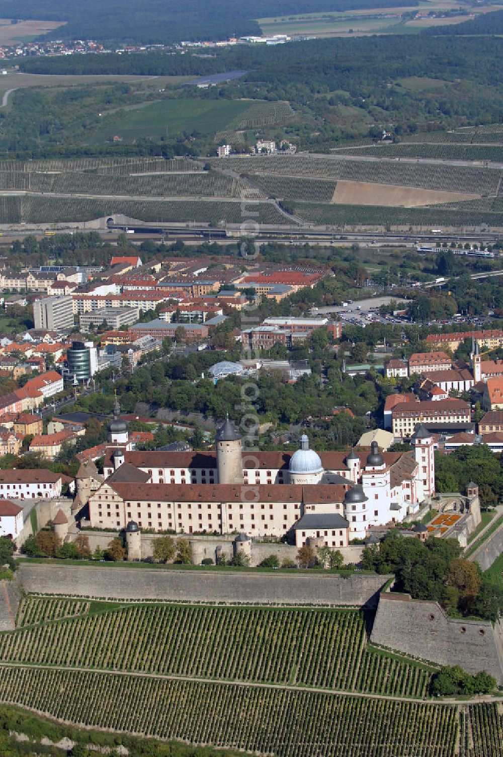 Aerial photograph Würzburg - Blick auf die Festung Marienberg mit Museen in Würzburg. Die Festung wurde im Laufe der Geschichte mehrfach umgebaut. Die ältesten noch erhaltenen Teile sind von 704. Bei der Bombardierung Würzburgs am 16. März 1945 wurde die Festung stark beschädigt und ab 1950 wieder aufgebaut. Heute beherbergt sie das Mainfränkische Museum Würzburg sowie das Fürstenbaumuseum. Kontakt Festung: Festung Marienberg, Nr. 239, 97082 Würzburg, Tel. +49(0)931 3551750; Kontakt Museen: Mainfränkisches Museum Würzburg, Festung Marienberg, Oberer Burgweg, 97082 Würzburg, Tel. +49(0)931 20594 0, Fax +49(0)931 20594 56, Email: sekretariat@mainfraenkisches-museum.de