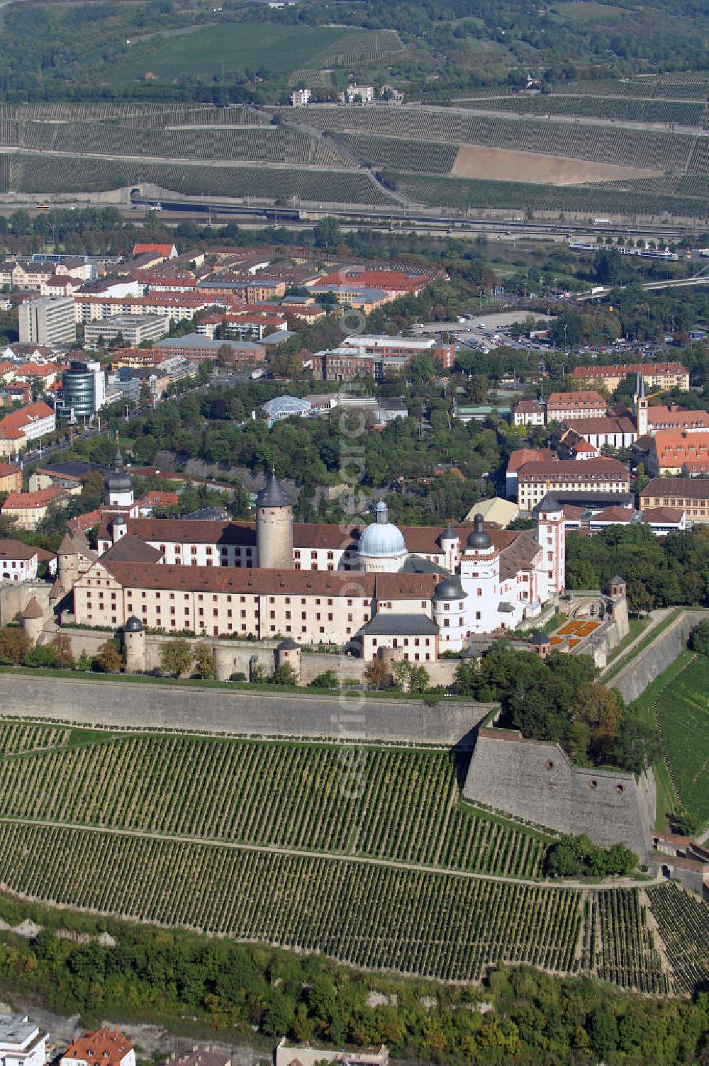 Würzburg from above - Blick auf die Festung Marienberg mit Museen in Würzburg. Die Festung wurde im Laufe der Geschichte mehrfach umgebaut. Die ältesten noch erhaltenen Teile sind von 704. Bei der Bombardierung Würzburgs am 16. März 1945 wurde die Festung stark beschädigt und ab 1950 wieder aufgebaut. Heute beherbergt sie das Mainfränkische Museum Würzburg sowie das Fürstenbaumuseum. Kontakt Festung: Festung Marienberg, Nr. 239, 97082 Würzburg, Tel. +49(0)931 3551750; Kontakt Museen: Mainfränkisches Museum Würzburg, Festung Marienberg, Oberer Burgweg, 97082 Würzburg, Tel. +49(0)931 20594 0, Fax +49(0)931 20594 56, Email: sekretariat@mainfraenkisches-museum.de