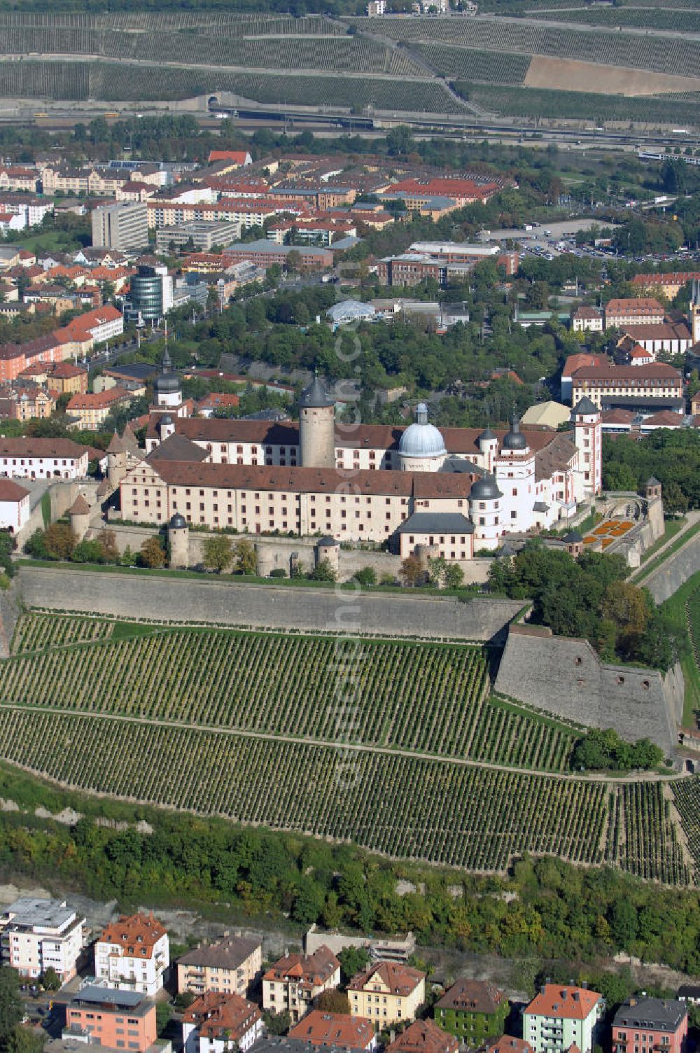 Würzburg from the bird's eye view: Blick auf die Festung Marienberg mit Museen in Würzburg. Die Festung wurde im Laufe der Geschichte mehrfach umgebaut. Die ältesten noch erhaltenen Teile sind von 704. Bei der Bombardierung Würzburgs am 16. März 1945 wurde die Festung stark beschädigt und ab 1950 wieder aufgebaut. Heute beherbergt sie das Mainfränkische Museum Würzburg sowie das Fürstenbaumuseum. Kontakt Festung: Festung Marienberg, Nr. 239, 97082 Würzburg, Tel. +49(0)931 3551750; Kontakt Museen: Mainfränkisches Museum Würzburg, Festung Marienberg, Oberer Burgweg, 97082 Würzburg, Tel. +49(0)931 20594 0, Fax +49(0)931 20594 56, Email: sekretariat@mainfraenkisches-museum.de