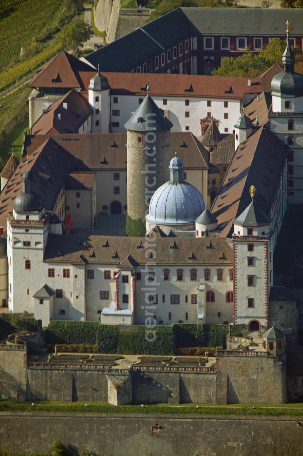 Würzburg from above - Blick auf die Festung Marienberg in Würzburg. Das beherrschende Wahrzeichen von Würzburg erhebt sich auf einer Bergzunge fast 100 m über dem Main. Von 1253 bis 1719 war die Festung Marienberg die Residenz der Würzburger Fürstbischöfe. Heute beherbergt es das Mainfränkische Museum. View of the Fortress Marienberg in Wuerzburg. From 1253 to 1719 it was the residence of the prince-bishops of Würzburg.