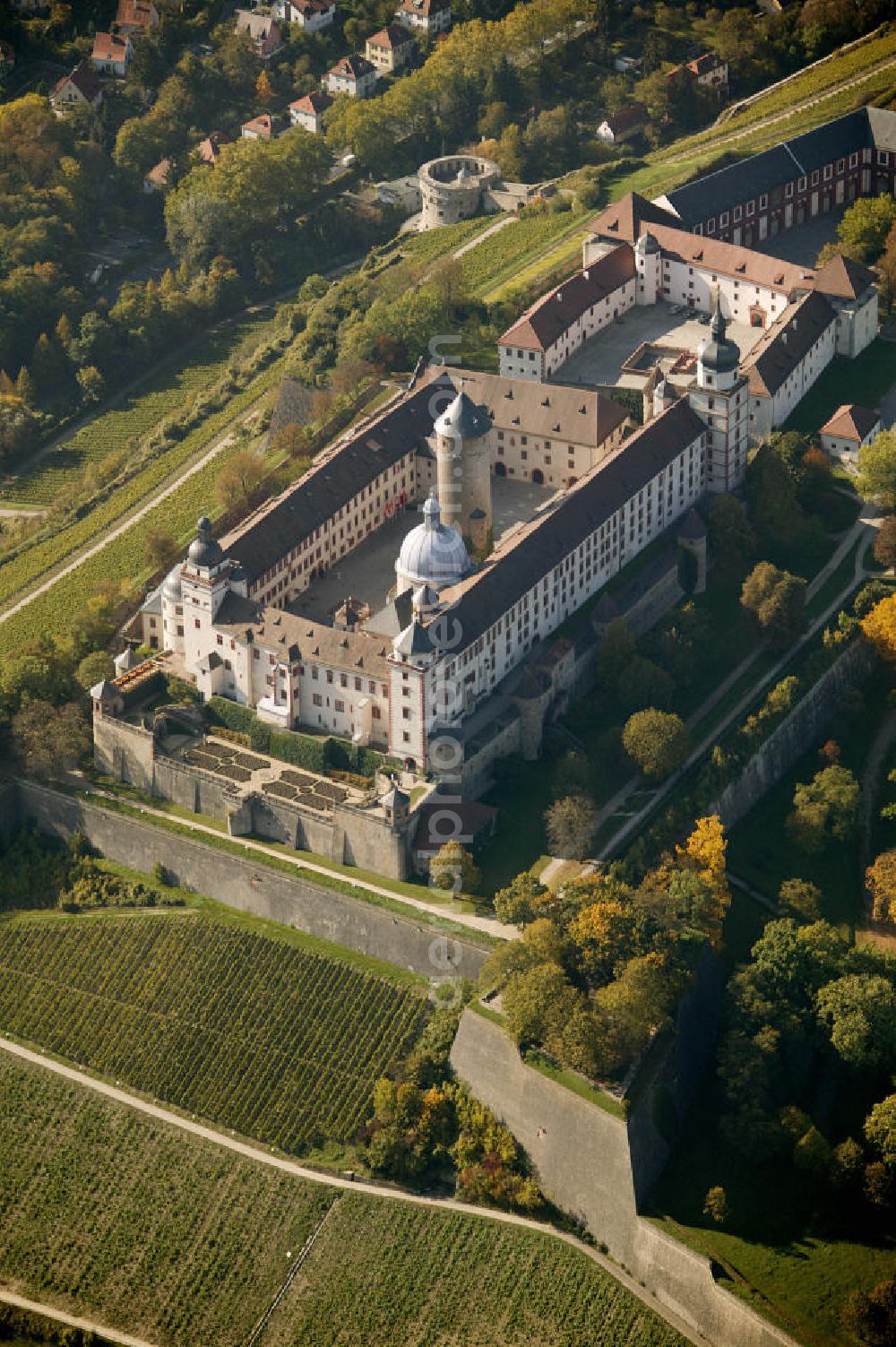 Würzburg from the bird's eye view: Blick auf die Festung Marienberg in Würzburg. Das beherrschende Wahrzeichen von Würzburg erhebt sich auf einer Bergzunge fast 100 m über dem Main. Von 1253 bis 1719 war die Festung Marienberg die Residenz der Würzburger Fürstbischöfe. Heute beherbergt es das Mainfränkische Museum. View of the Fortress Marienberg in Wuerzburg. From 1253 to 1719 it was the residence of the prince-bishops of Würzburg.