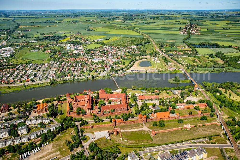 Aerial image Malbork Marienburg - Fortress of Ordensburg Marienburg in Malbork Marienburg in Pomorskie, Poland