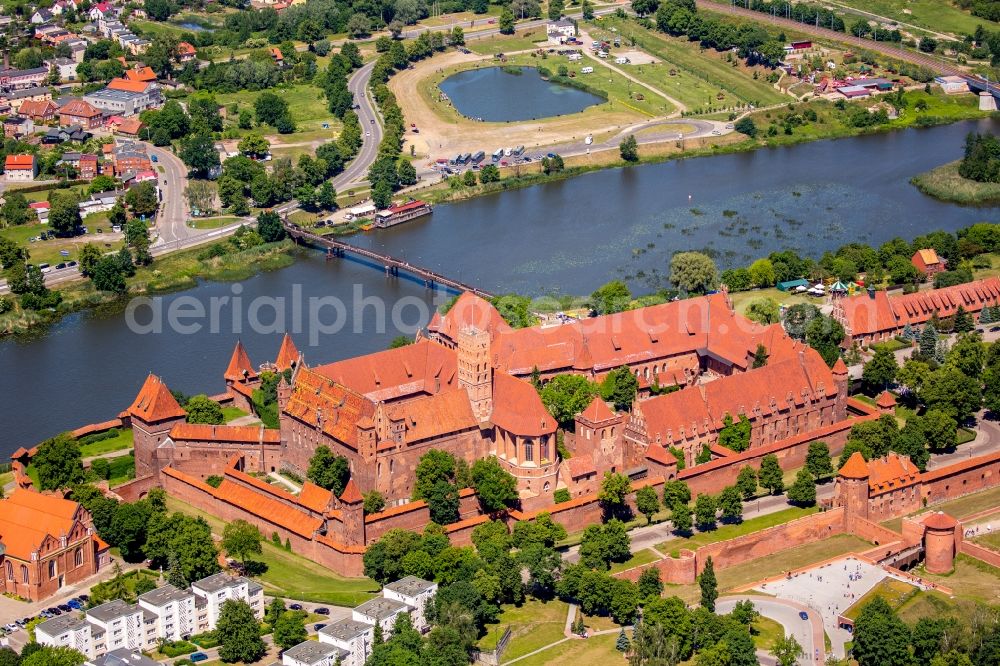 Malbork Marienburg from the bird's eye view: Fortress of Ordensburg Marienburg in Malbork Marienburg in Pomorskie, Poland