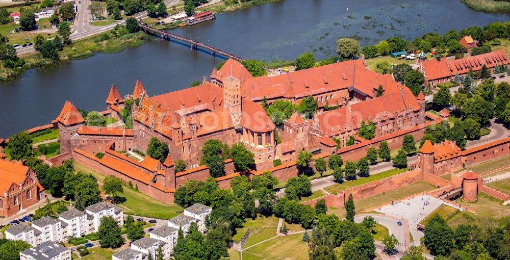 Aerial image Malbork Marienburg - Fortress of Ordensburg Marienburg in Malbork Marienburg in Pomorskie, Poland