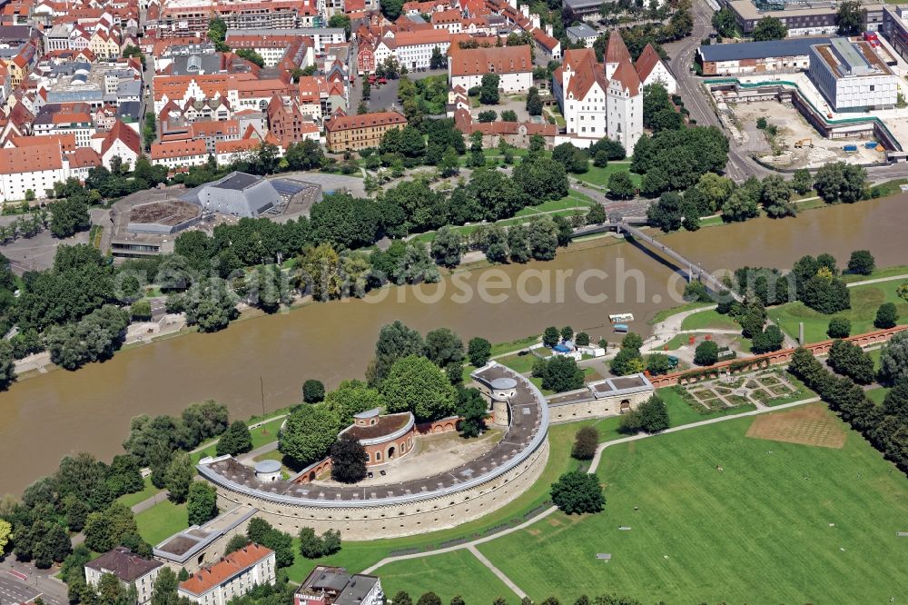 Ingolstadt from the bird's eye view: Fortress Reduit Tilly, Stadttheater and new castle on the banks of the Danube in Ingolstadt in the state of Bavaria. View from the Tillyveste in the Klenzepark to the north bank of the Danube with a city theater and a new castle