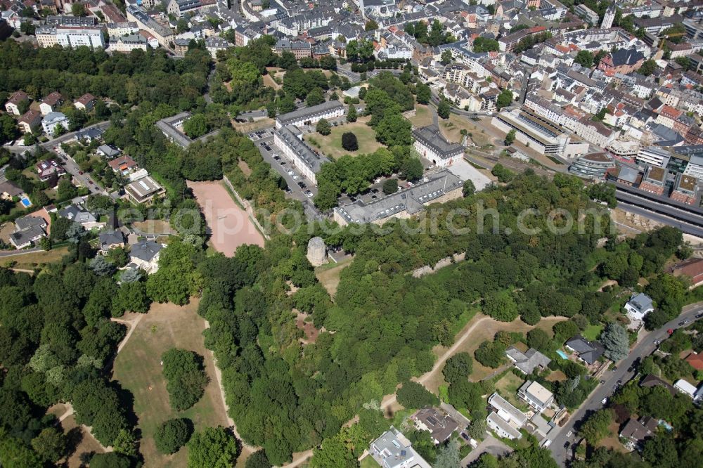 Aerial photograph Mainz - Fortress Zitadelle in Mainz in the state Rhineland-Palatinate. The Mainz citadel is located on the Jakobsberg at the edge of the Old Town and in the immediate vicinity of the railway station Roemisches Theater (Roman Theatre). The fortification was built in its present form in 1660 and was part of the former fortress of Mainz