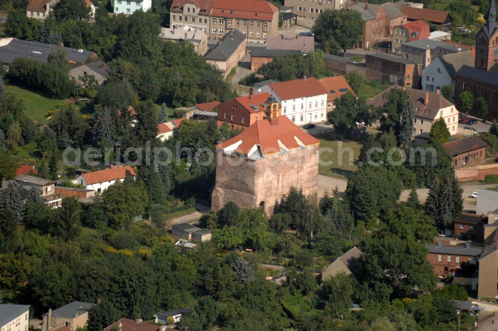 Peitz from the bird's eye view: Blick auf den Festungsturm von Peitz. Er zählt zu den ältesten Bauwerken der Stadt und ist der einzig erhalten gebliebene Teil der Peitzer Festung. Der Turm wurde um 1300 erbaut. Der Turm wird heute für kulturelle Veranstaltungen genutzt. In den letzten Jahren fanden verschiedene Sanierungsmaßnahmen statt, um die Bausubstanz des Turmes zu erhalten. Zwischen 2006 und 2008 wurde das Dach in historischer Ausführung als Biberschwanzdoppeldeckung neu eingedeckt.