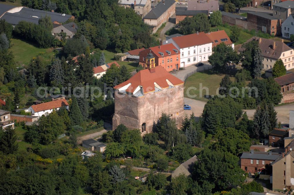 Aerial image Peitz - Blick auf den Festungsturm von Peitz. Er zählt zu den ältesten Bauwerken der Stadt und ist der einzig erhalten gebliebene Teil der Peitzer Festung. Der Turm wurde um 1300 erbaut. Der Turm wird heute für kulturelle Veranstaltungen genutzt. In den letzten Jahren fanden verschiedene Sanierungsmaßnahmen statt, um die Bausubstanz des Turmes zu erhalten. Zwischen 2006 und 2008 wurde das Dach in historischer Ausführung als Biberschwanzdoppeldeckung neu eingedeckt.