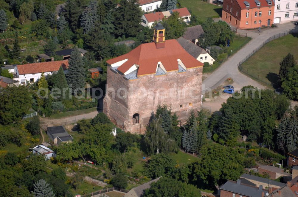 Aerial photograph Peitz - Blick auf den Festungsturm von Peitz. Er zählt zu den ältesten Bauwerken der Stadt und ist der einzig erhalten gebliebene Teil der Peitzer Festung. Der Turm wurde um 1300 erbaut. Der Turm wird heute für kulturelle Veranstaltungen genutzt. In den letzten Jahren fanden verschiedene Sanierungsmaßnahmen statt, um die Bausubstanz des Turmes zu erhalten. Zwischen 2006 und 2008 wurde das Dach in historischer Ausführung als Biberschwanzdoppeldeckung neu eingedeckt.