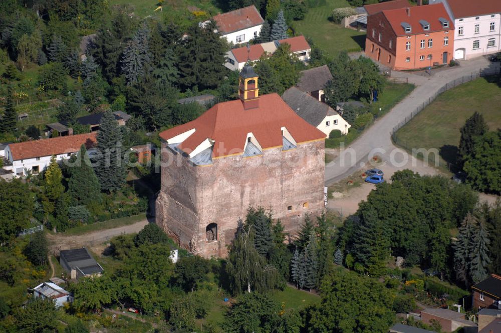 Peitz from above - Blick auf den Festungsturm von Peitz. Er zählt zu den ältesten Bauwerken der Stadt und ist der einzig erhalten gebliebene Teil der Peitzer Festung. Der Turm wurde um 1300 erbaut. Der Turm wird heute für kulturelle Veranstaltungen genutzt. In den letzten Jahren fanden verschiedene Sanierungsmaßnahmen statt, um die Bausubstanz des Turmes zu erhalten. Zwischen 2006 und 2008 wurde das Dach in historischer Ausführung als Biberschwanzdoppeldeckung neu eingedeckt.