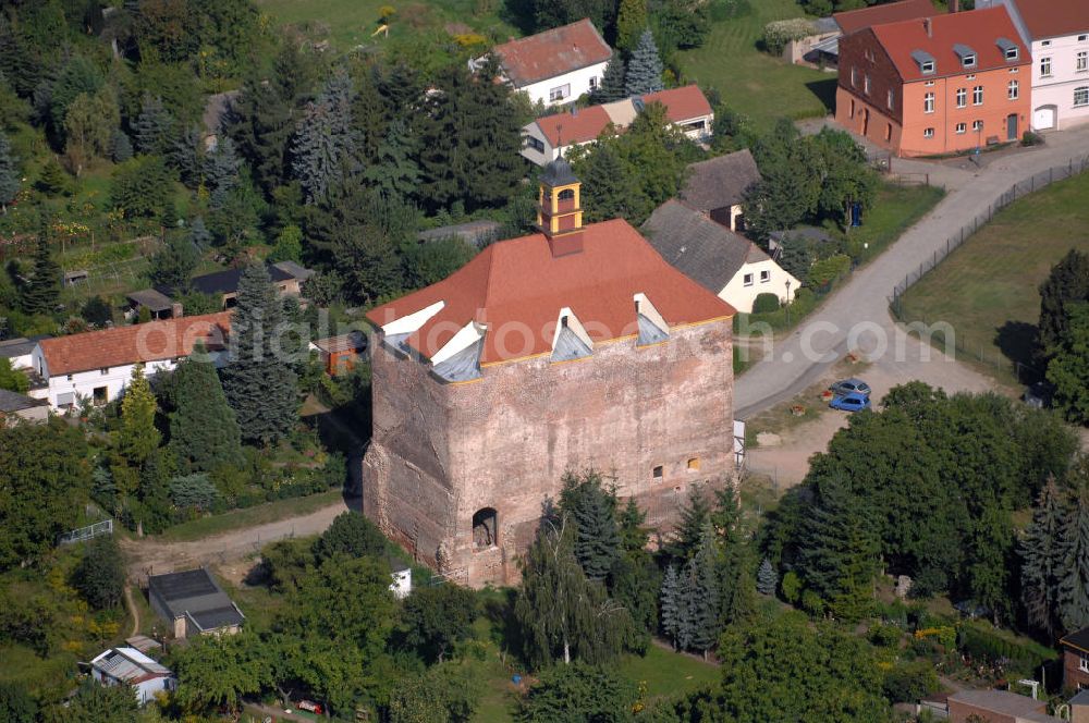 Peitz from the bird's eye view: Blick auf den Festungsturm von Peitz. Er zählt zu den ältesten Bauwerken der Stadt und ist der einzig erhalten gebliebene Teil der Peitzer Festung. Der Turm wurde um 1300 erbaut. Der Turm wird heute für kulturelle Veranstaltungen genutzt. In den letzten Jahren fanden verschiedene Sanierungsmaßnahmen statt, um die Bausubstanz des Turmes zu erhalten. Zwischen 2006 und 2008 wurde das Dach in historischer Ausführung als Biberschwanzdoppeldeckung neu eingedeckt.