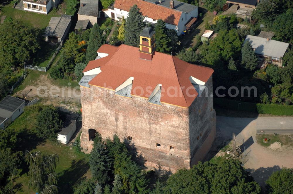 Peitz from the bird's eye view: Blick auf den Festungsturm von Peitz. Er zählt zu den ältesten Bauwerken der Stadt und ist der einzig erhalten gebliebene Teil der Peitzer Festung. Der Turm wurde um 1300 erbaut. Der Turm wird heute für kulturelle Veranstaltungen genutzt. In den letzten Jahren fanden verschiedene Sanierungsmaßnahmen statt, um die Bausubstanz des Turmes zu erhalten. Zwischen 2006 und 2008 wurde das Dach in historischer Ausführung als Biberschwanzdoppeldeckung neu eingedeckt.