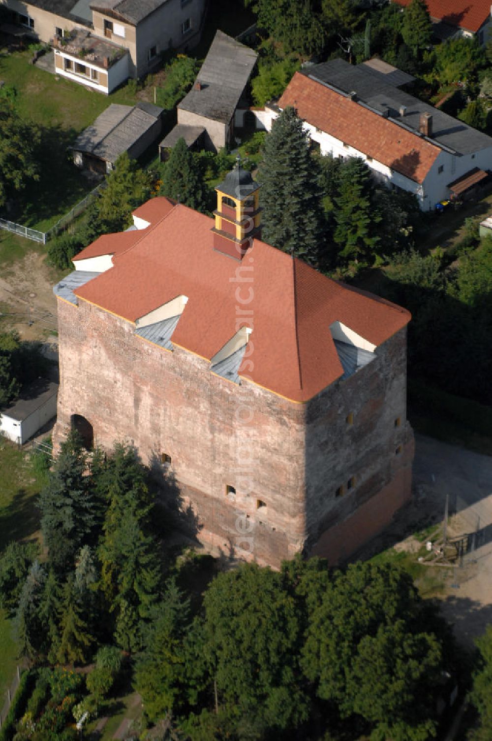 Aerial photograph Peitz - Blick auf den Festungsturm von Peitz. Er zählt zu den ältesten Bauwerken der Stadt und ist der einzig erhalten gebliebene Teil der Peitzer Festung. Der Turm wurde um 1300 erbaut. Der Turm wird heute für kulturelle Veranstaltungen genutzt. In den letzten Jahren fanden verschiedene Sanierungsmaßnahmen statt, um die Bausubstanz des Turmes zu erhalten. Zwischen 2006 und 2008 wurde das Dach in historischer Ausführung als Biberschwanzdoppeldeckung neu eingedeckt.