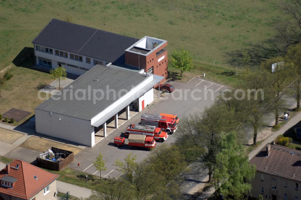 WERNEUCHEN from above - Blick auf die moderniserte Feuerwache der Freiwilligen Feuerwehr Werneuchen an der Wesendahler Strasse 8a in 16356 Werneuchen. Die 1899 gegründete Feuerwache ist eine der ältesten freiwilligen Feuerwachen in Brandenburg und feiert vom 19. bis 24. Juni 2009 Ihr einhundertjähriges Bestehen.