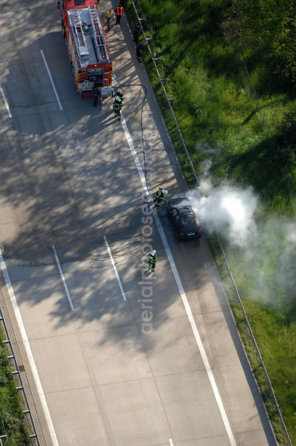 Aerial image Dessau - Blick auf einen Feuerwehreinsatz zur Löschung eines PKW- Brandes auf der Autobahn A9 / E51 bei Dessau. View of a fire department for cancellation of a car fire on the highway A9 / E51 in Dessau.