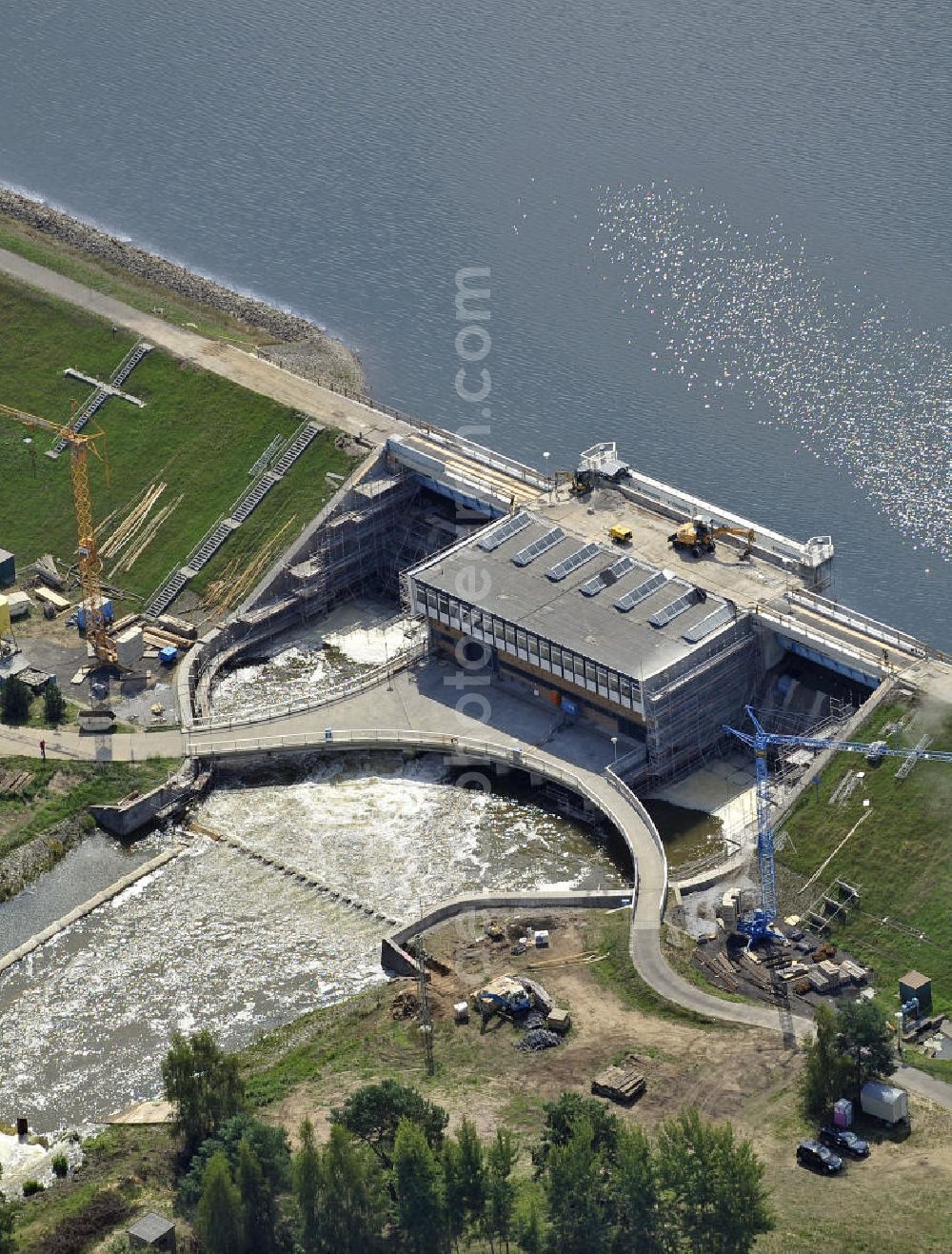 Aerial image Spremberg - Öffnung der Schleusentore an der Talsperre Spremberg. Das kontrollierte Ablaufen der aufgestauten Spree soll größere Überschwemmungen vor allem in Cottbus verhindern. Opening of the flood gates at the Spremberg Reservoir. The controlled drainage of the dammed Spree River is to prevent major floods, particularly in Cottbus.