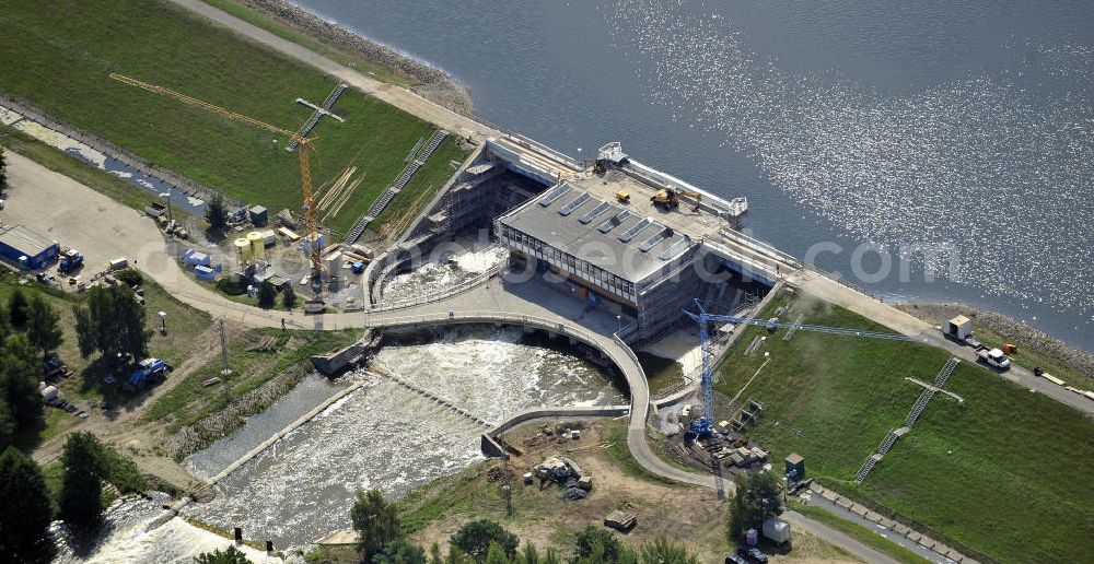 Aerial photograph Spremberg - Öffnung der Schleusentore an der Talsperre Spremberg. Das kontrollierte Ablaufen der aufgestauten Spree soll größere Überschwemmungen vor allem in Cottbus verhindern. Opening of the flood gates at the Spremberg Reservoir. The controlled drainage of the dammed Spree River is to prevent major floods, particularly in Cottbus.