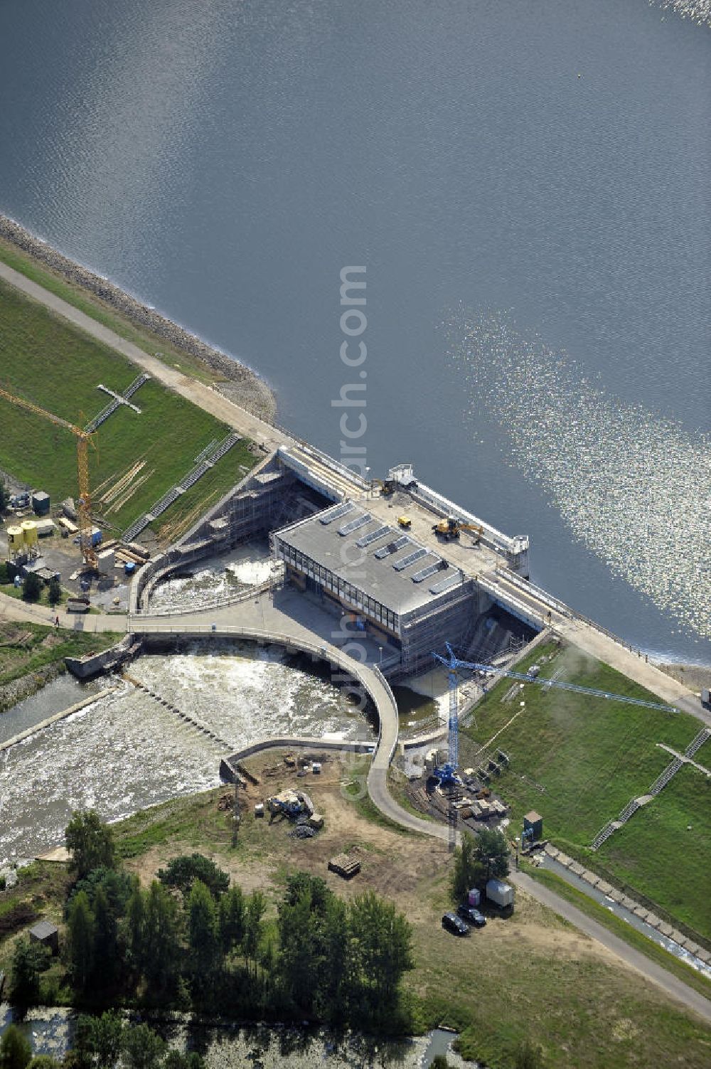 Spremberg from above - Öffnung der Schleusentore an der Talsperre Spremberg. Das kontrollierte Ablaufen der aufgestauten Spree soll größere Überschwemmungen vor allem in Cottbus verhindern. Opening of the flood gates at the Spremberg Reservoir. The controlled drainage of the dammed Spree River is to prevent major floods, particularly in Cottbus.