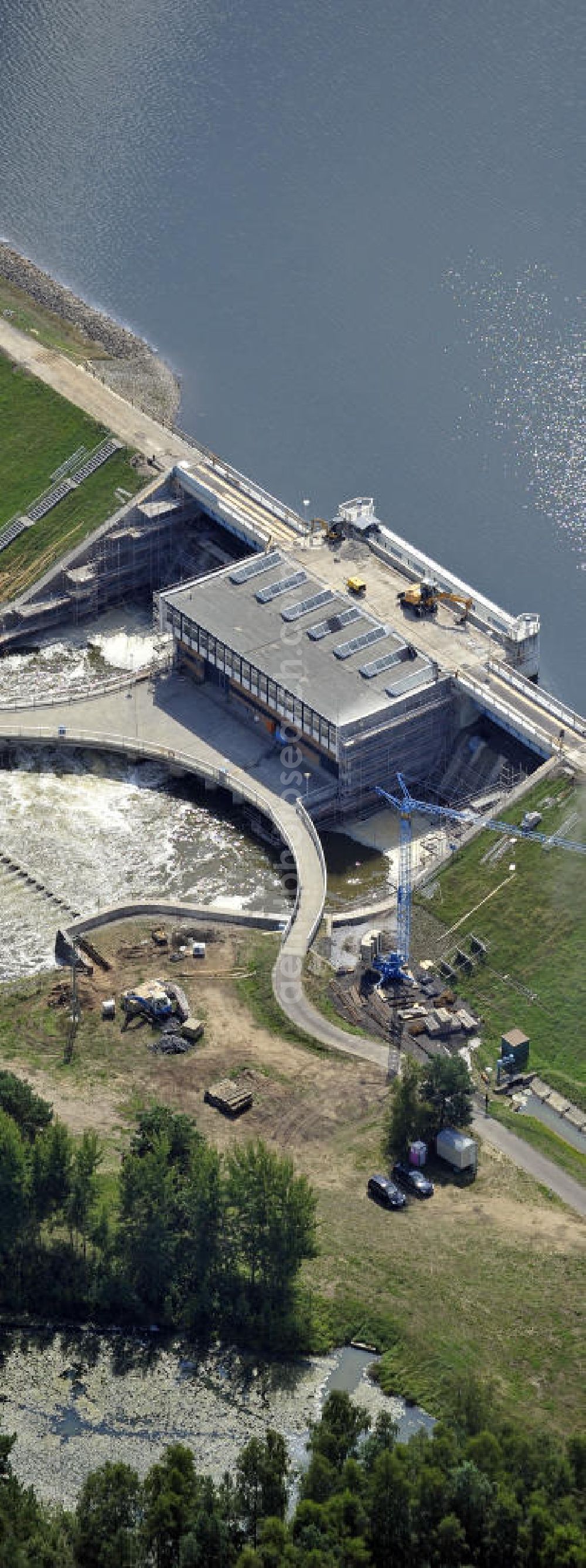 Spremberg from the bird's eye view: Öffnung der Schleusentore an der Talsperre Spremberg. Das kontrollierte Ablaufen der aufgestauten Spree soll größere Überschwemmungen vor allem in Cottbus verhindern. Opening of the flood gates at the Spremberg Reservoir. The controlled drainage of the dammed Spree River is to prevent major floods, particularly in Cottbus.