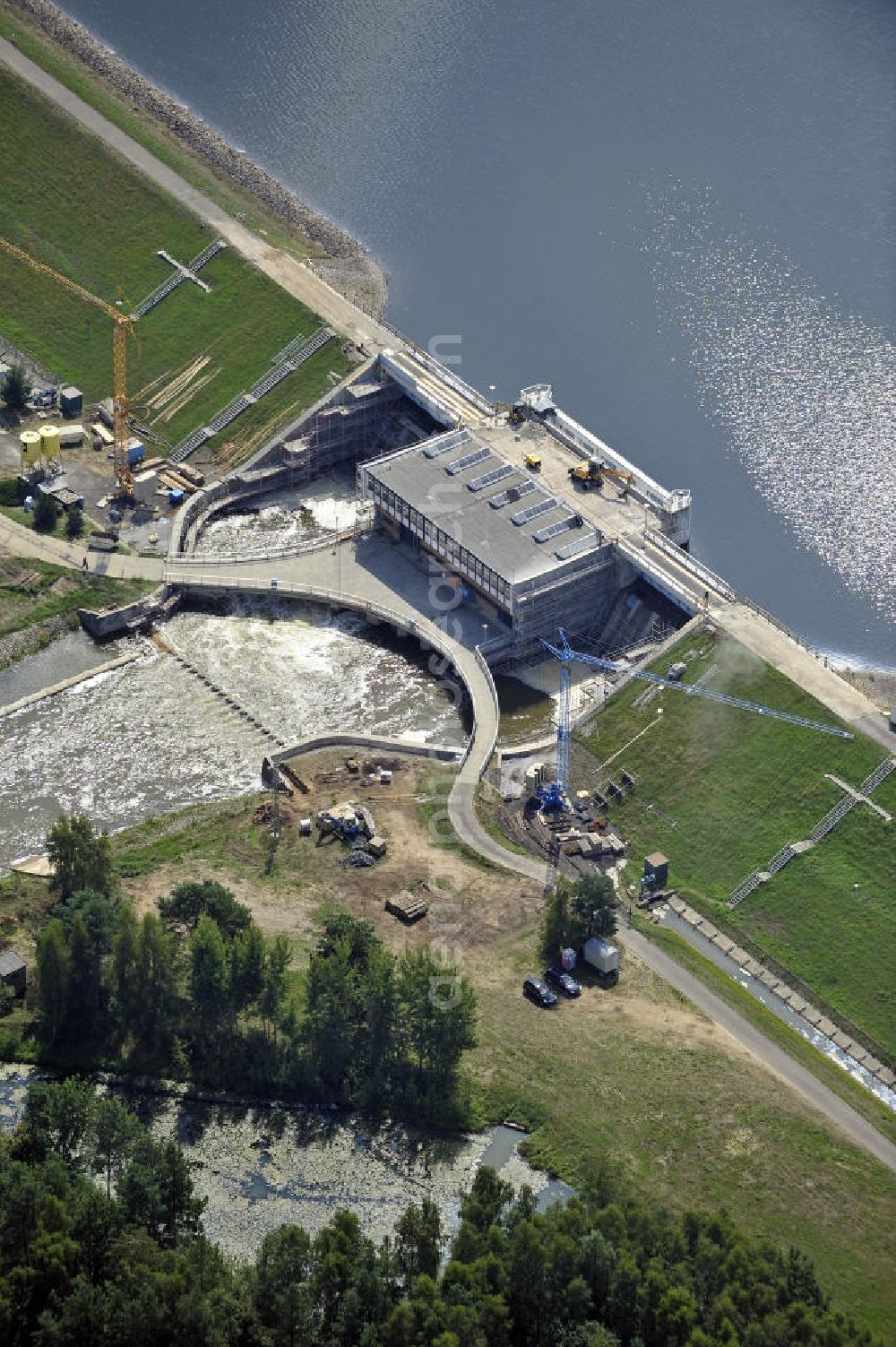 Aerial image Spremberg - Öffnung der Schleusentore an der Talsperre Spremberg. Das kontrollierte Ablaufen der aufgestauten Spree soll größere Überschwemmungen vor allem in Cottbus verhindern. Opening of the flood gates at the Spremberg Reservoir. The controlled drainage of the dammed Spree River is to prevent major floods, particularly in Cottbus.