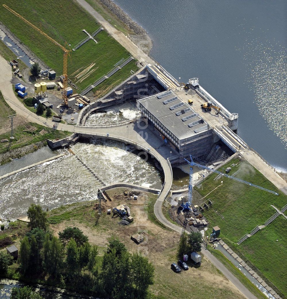 Aerial photograph Spremberg - Öffnung der Schleusentore an der Talsperre Spremberg. Das kontrollierte Ablaufen der aufgestauten Spree soll größere Überschwemmungen vor allem in Cottbus verhindern. Opening of the flood gates at the Spremberg Reservoir. The controlled drainage of the dammed Spree River is to prevent major floods, particularly in Cottbus.