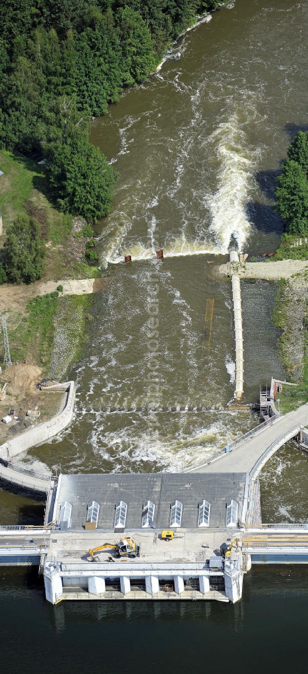 Aerial photograph Spremberg - Öffnung der Schleusentore an der Talsperre Spremberg. Das kontrollierte Ablaufen der aufgestauten Spree soll größere Überschwemmungen vor allem in Cottbus verhindern. Opening of the flood gates at the Spremberg Reservoir. The controlled drainage of the dammed Spree River is to prevent major floods, particularly in Cottbus.