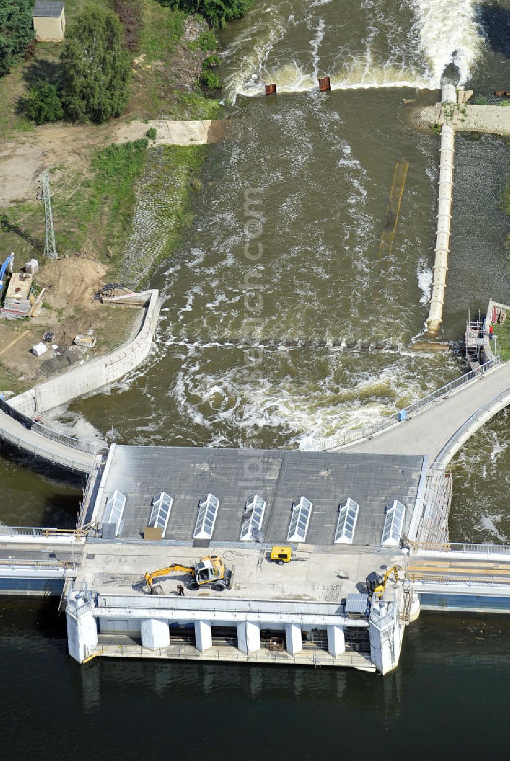 Spremberg from above - Öffnung der Schleusentore an der Talsperre Spremberg. Das kontrollierte Ablaufen der aufgestauten Spree soll größere Überschwemmungen vor allem in Cottbus verhindern. Opening of the flood gates at the Spremberg Reservoir. The controlled drainage of the dammed Spree River is to prevent major floods, particularly in Cottbus.