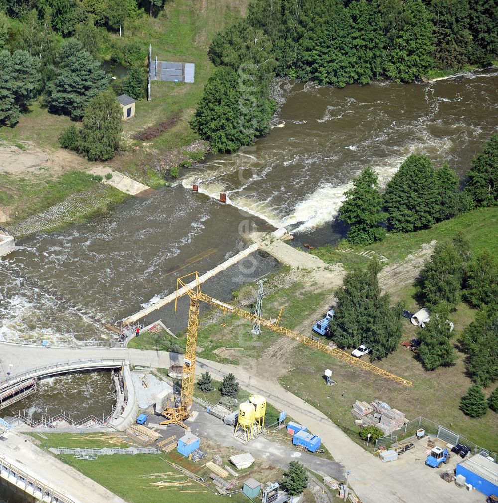 Aerial photograph Spremberg - Öffnung der Schleusentore an der Talsperre Spremberg. Das kontrollierte Ablaufen der aufgestauten Spree soll größere Überschwemmungen vor allem in Cottbus verhindern. Opening of the flood gates at the Spremberg Reservoir. The controlled drainage of the dammed Spree River is to prevent major floods, particularly in Cottbus.