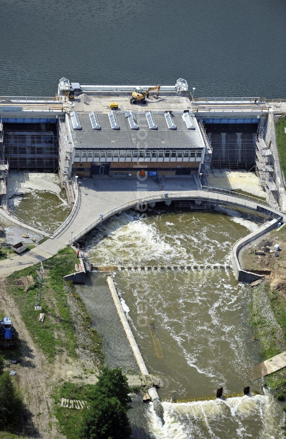 Spremberg from above - Öffnung der Schleusentore an der Talsperre Spremberg. Das kontrollierte Ablaufen der aufgestauten Spree soll größere Überschwemmungen vor allem in Cottbus verhindern. Opening of the flood gates at the Spremberg Reservoir. The controlled drainage of the dammed Spree River is to prevent major floods, particularly in Cottbus.