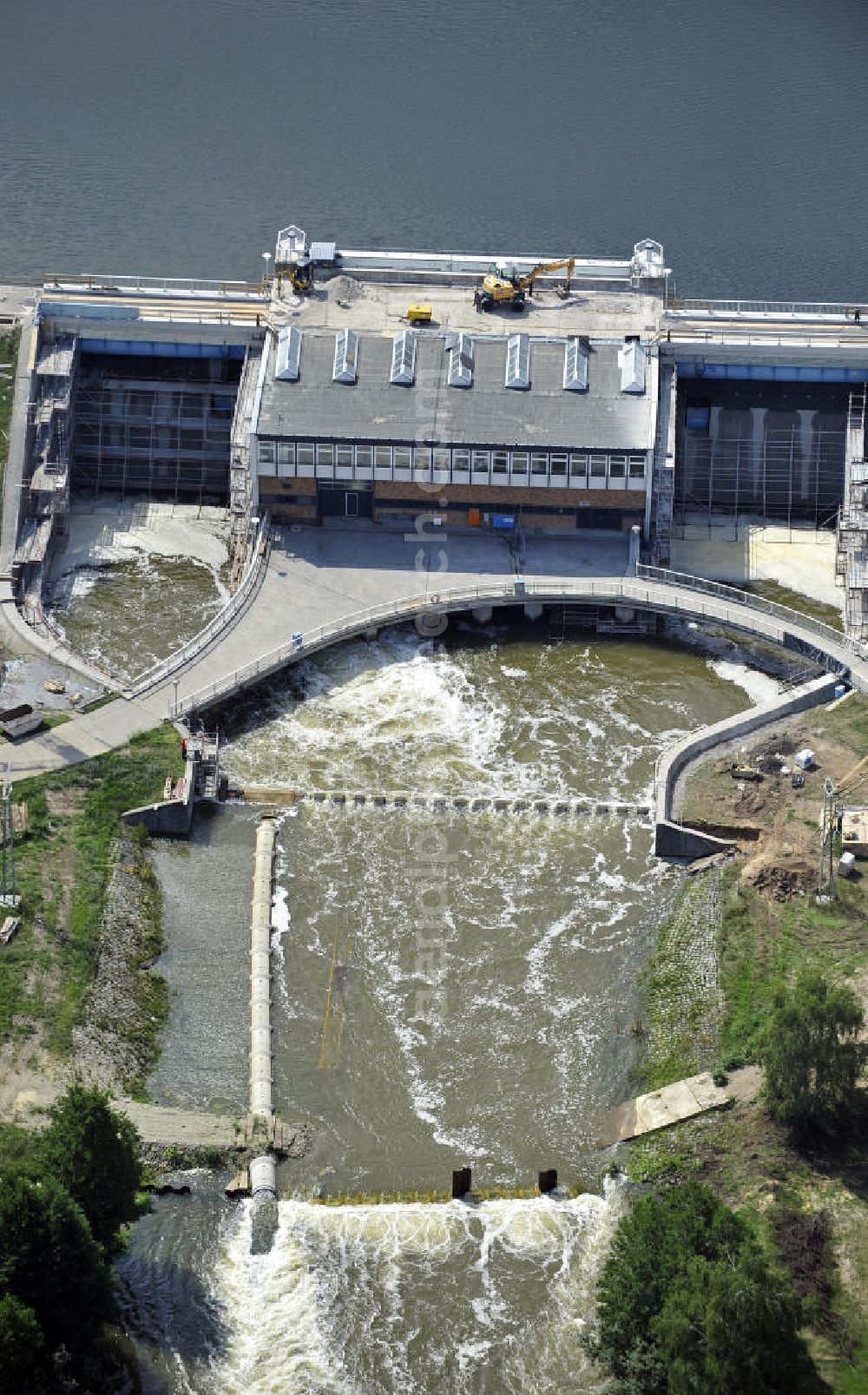 Spremberg from the bird's eye view: Öffnung der Schleusentore an der Talsperre Spremberg. Das kontrollierte Ablaufen der aufgestauten Spree soll größere Überschwemmungen vor allem in Cottbus verhindern. Opening of the flood gates at the Spremberg Reservoir. The controlled drainage of the dammed Spree River is to prevent major floods, particularly in Cottbus.