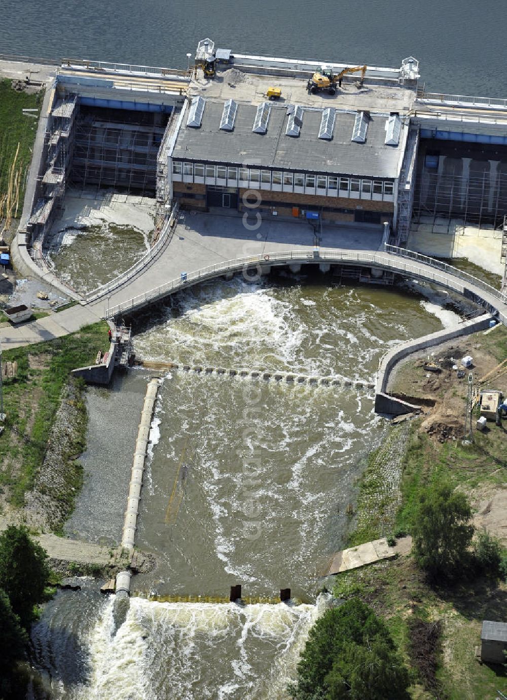 Aerial image Spremberg - Öffnung der Schleusentore an der Talsperre Spremberg. Das kontrollierte Ablaufen der aufgestauten Spree soll größere Überschwemmungen vor allem in Cottbus verhindern. Opening of the flood gates at the Spremberg Reservoir. The controlled drainage of the dammed Spree River is to prevent major floods, particularly in Cottbus.