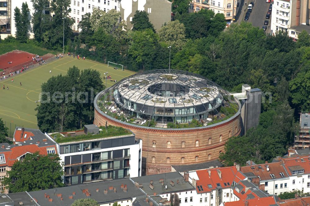 Berlin from above - Der Fichtebunker in der Fichtestraße in Berlin-Kreuzberg. In dem ehemaligen Gasometer entstanden hochwertig ausgestattete Eigentumswohnungen. Projektentwickler war die speicherWerk Wohnbau GmbH. The Fichtebunker at the Fichtestrasse in Berlin-Kreuzberg.