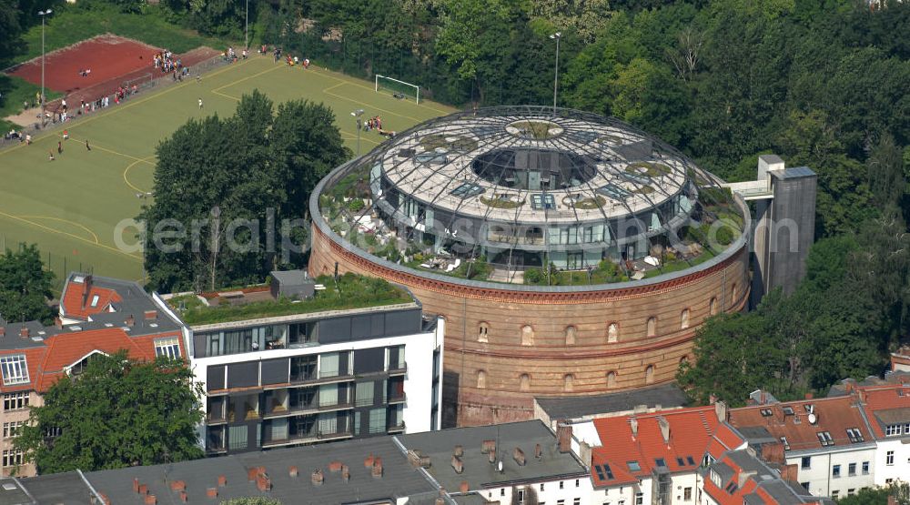 Berlin from the bird's eye view: Der Fichtebunker in der Fichtestraße in Berlin-Kreuzberg. In dem ehemaligen Gasometer entstanden hochwertig ausgestattete Eigentumswohnungen. Projektentwickler war die speicherWerk Wohnbau GmbH. The Fichtebunker at the Fichtestrasse in Berlin-Kreuzberg.