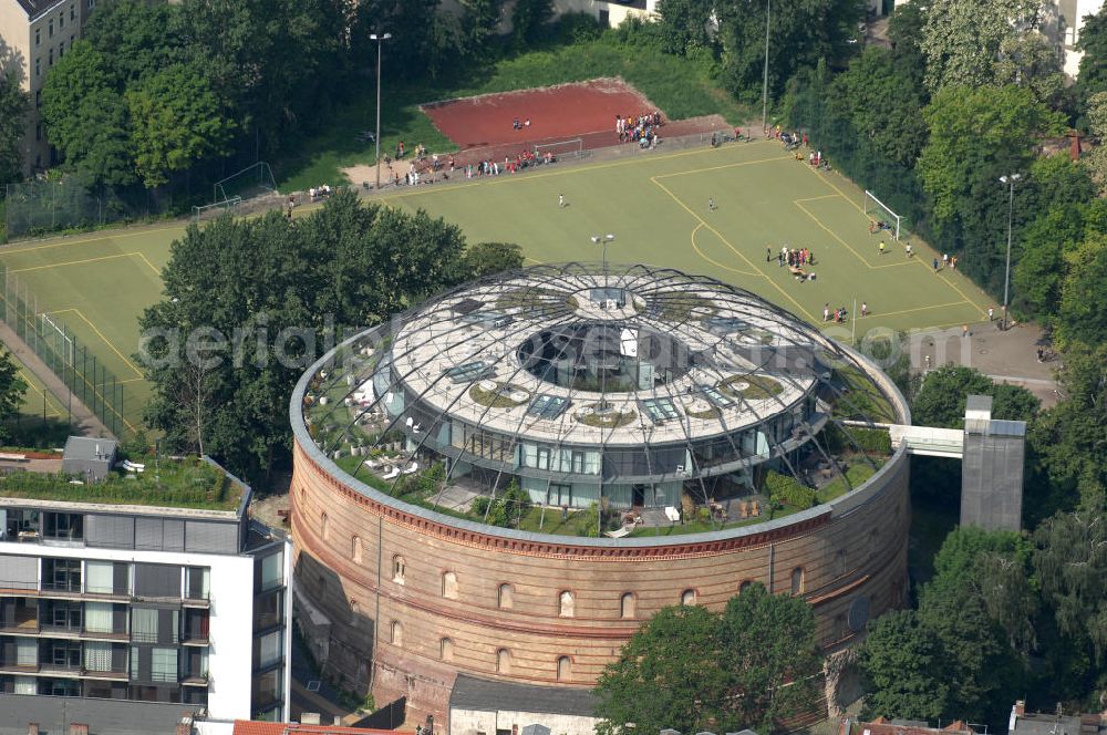 Aerial image Berlin - Der Fichtebunker in der Fichtestraße in Berlin-Kreuzberg. In dem ehemaligen Gasometer entstanden hochwertig ausgestattete Eigentumswohnungen. Projektentwickler war die speicherWerk Wohnbau GmbH. The Fichtebunker at the Fichtestrasse in Berlin-Kreuzberg.